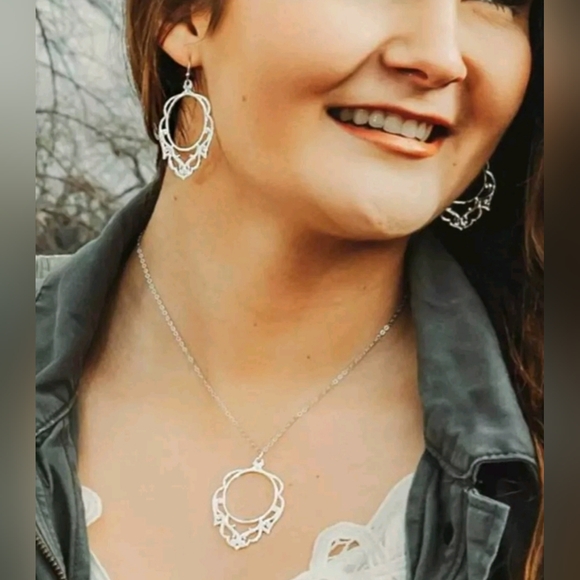 Montana Silversmiths Wide Open Spaces Filigree Necklace & Earrings Set - Picture 4 of 11